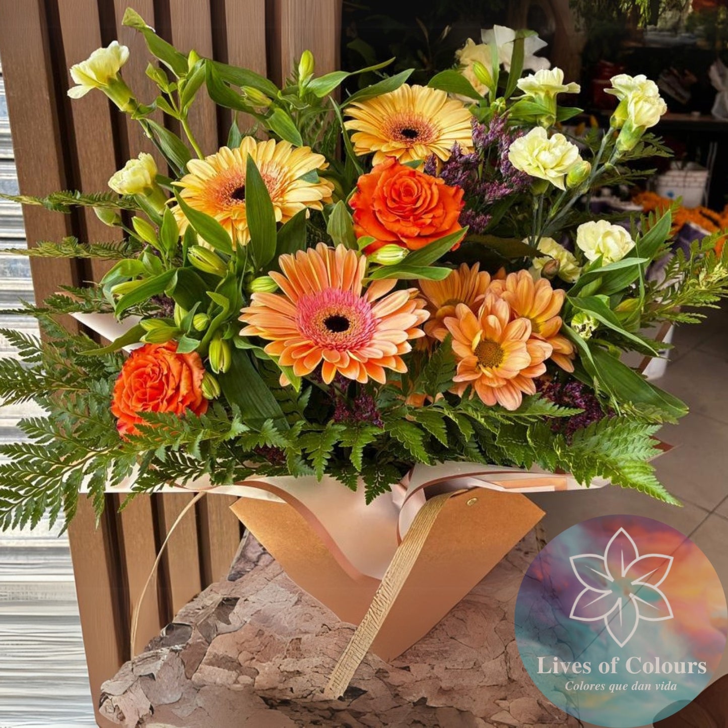 Cartera con mix floral de la estacion, acompañada con follaje, limonium entre otros toques de Flores Silvestres