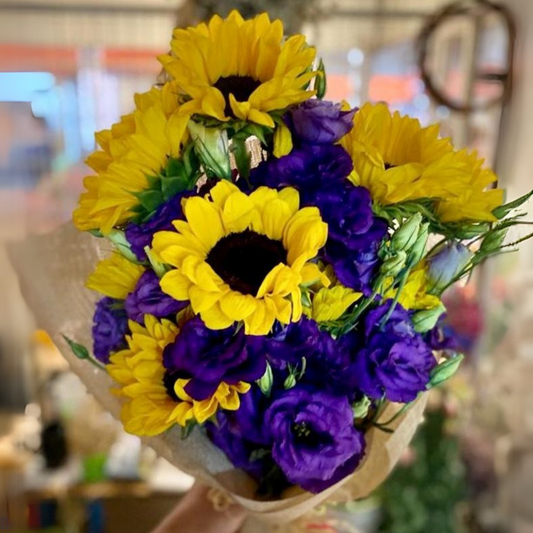 Ramo de 5 Girasoles con toques de Lisianthus morado