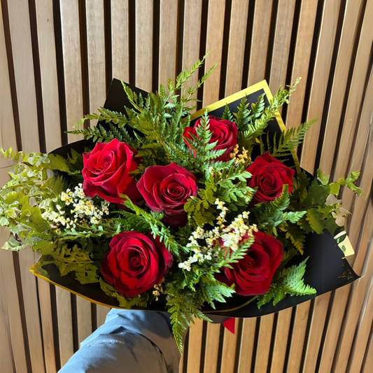 Ramo de 6 rosas Rojas, con Follaje Silvestre y toques de limonium