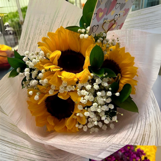 Ramo de 3 Girasoles, con toques follaje silvestre y de Gypsophilia