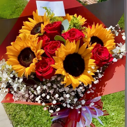 Ramo de 5 girasoles 5 rosas rojas, toques de follaje y Gupsophilia