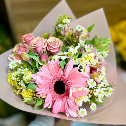 Ramo mix Floral, con toques de Astromelias, mini rosas, y diversas flores de la estacion. Acompañadas de toques de follaje y flores silvestres