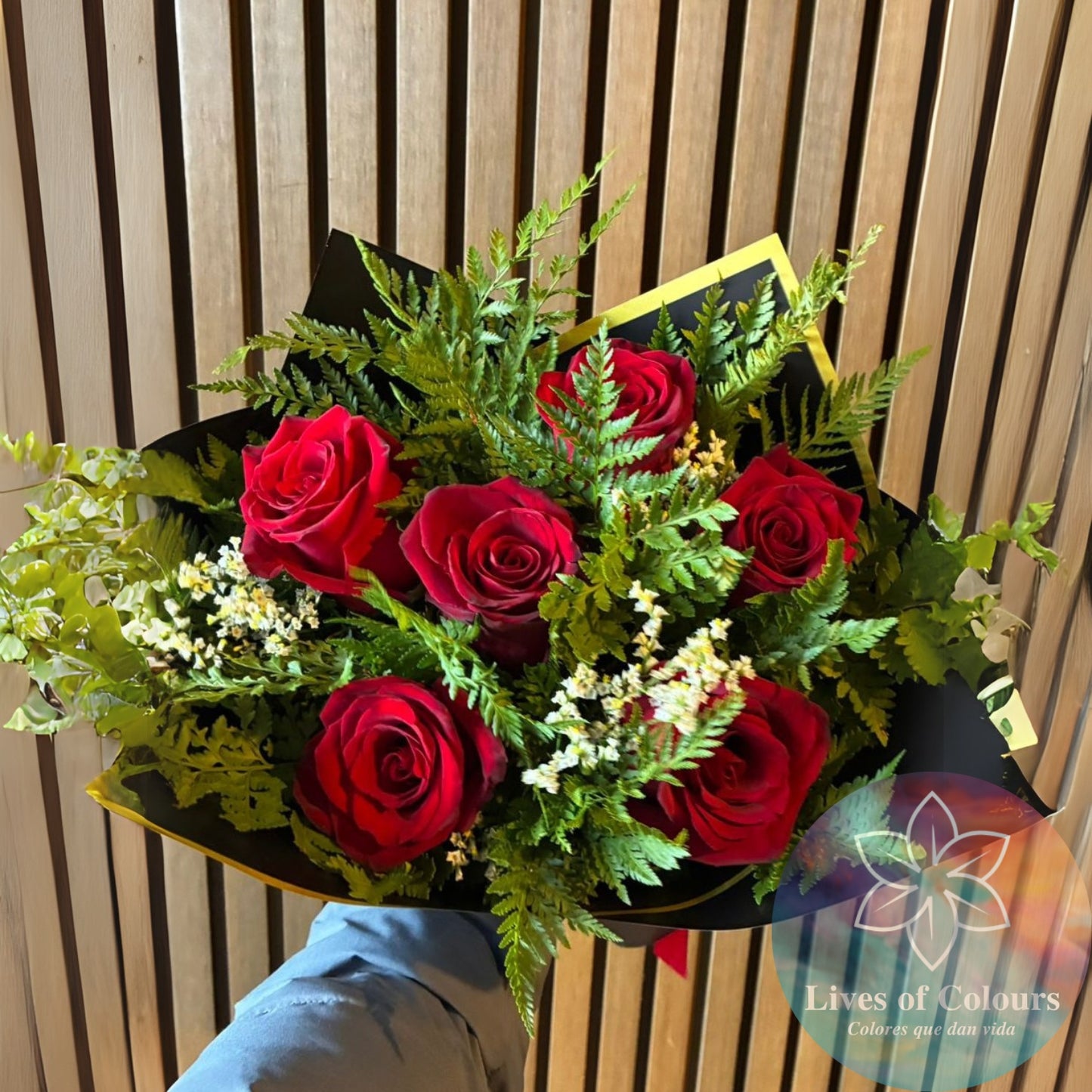 Ramo de 6 rosas Rojas, con Follaje Silvestre y toques de limonium