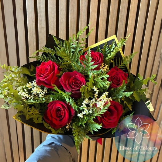 Ramo de 6 rosas Rojas, con Follaje Silvestre y toques de limonium