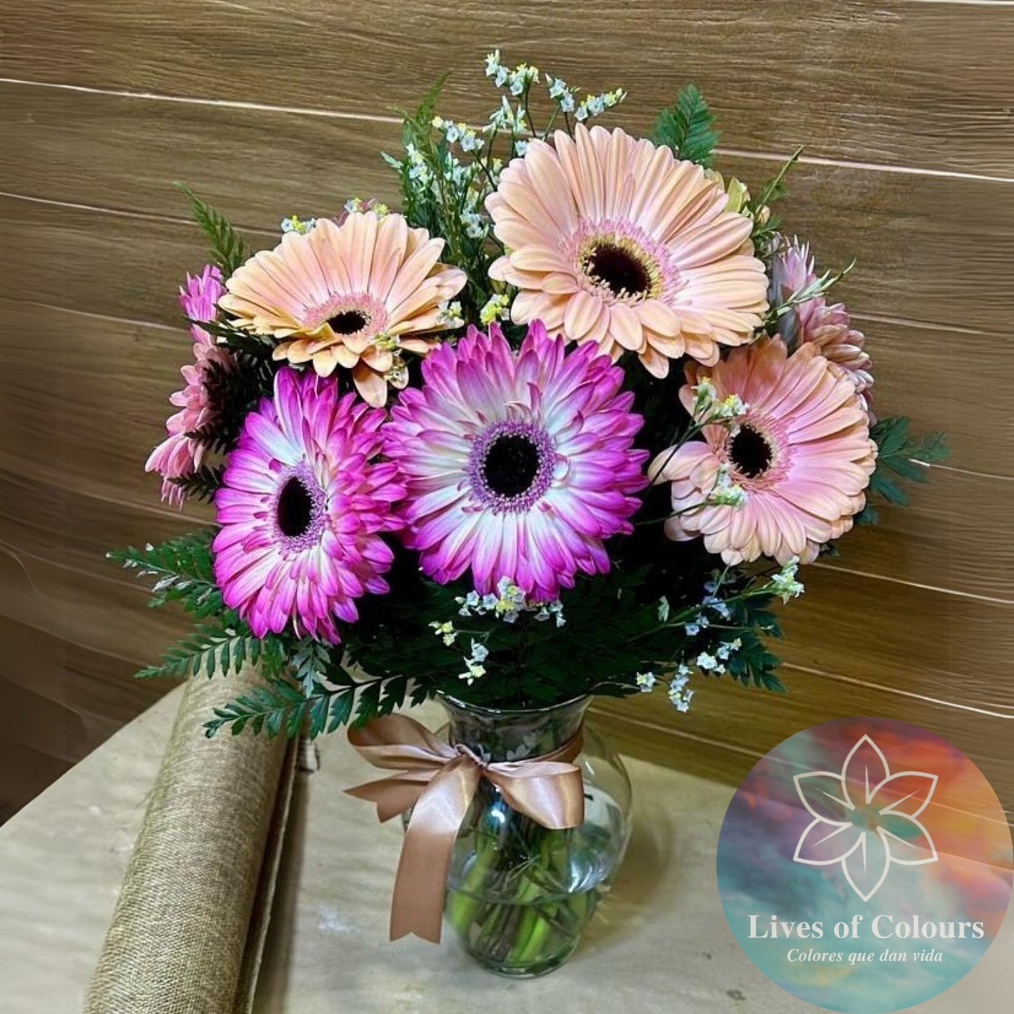 Florero de 10 Gerberas, con follaje silvestre, toques de limonium.