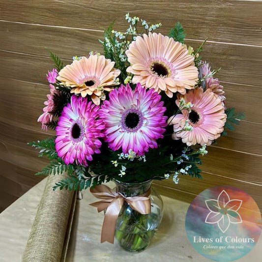 Florero de 10 Gerberas, con follaje silvestre, toques de limonium.
