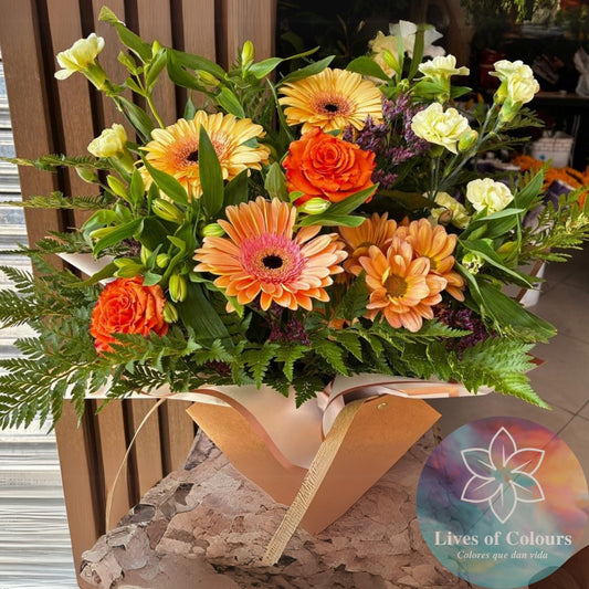Cartera con mix floral de la estacion, acompañada con follaje, limonium entre otros toques de Flores Silvestres