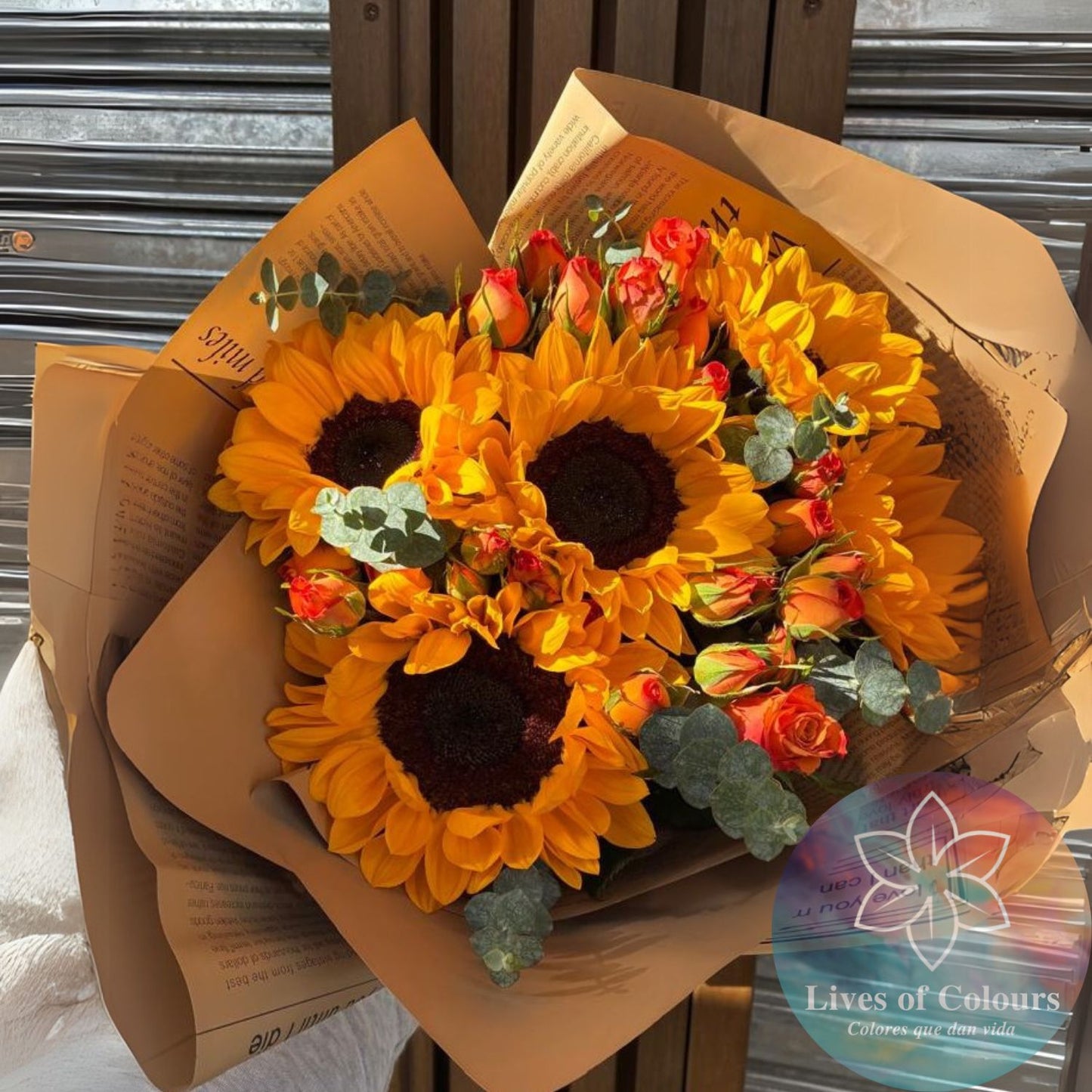 Ramo de 5 girasoles con mini rosas naranjas