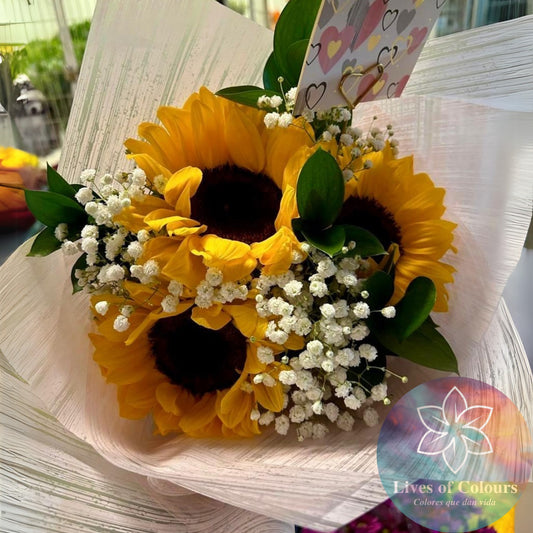 Ramo de 3 Girasoles, con toques follaje silvestre y de Gypsophilia