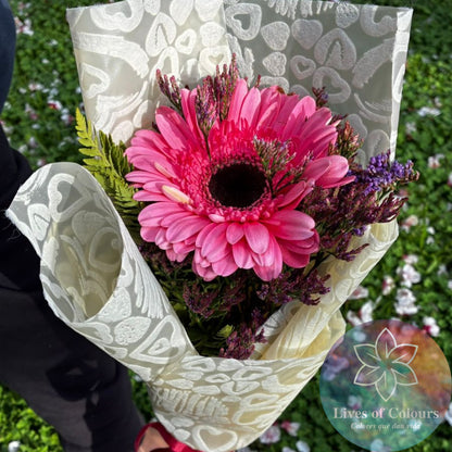 Hermosa Gerbera con toques de limonio
