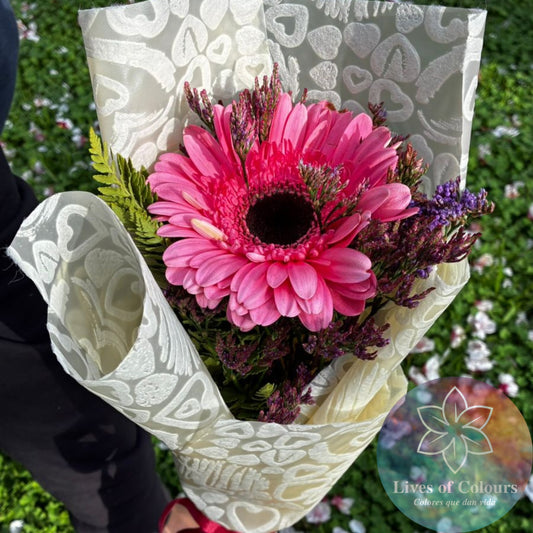 Hermosa Gerbera con toques de limonio