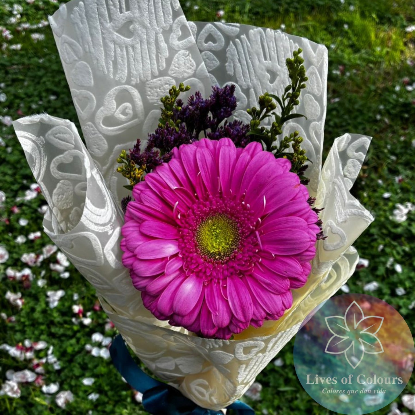 Hermosa Gerbera con toques de limonio