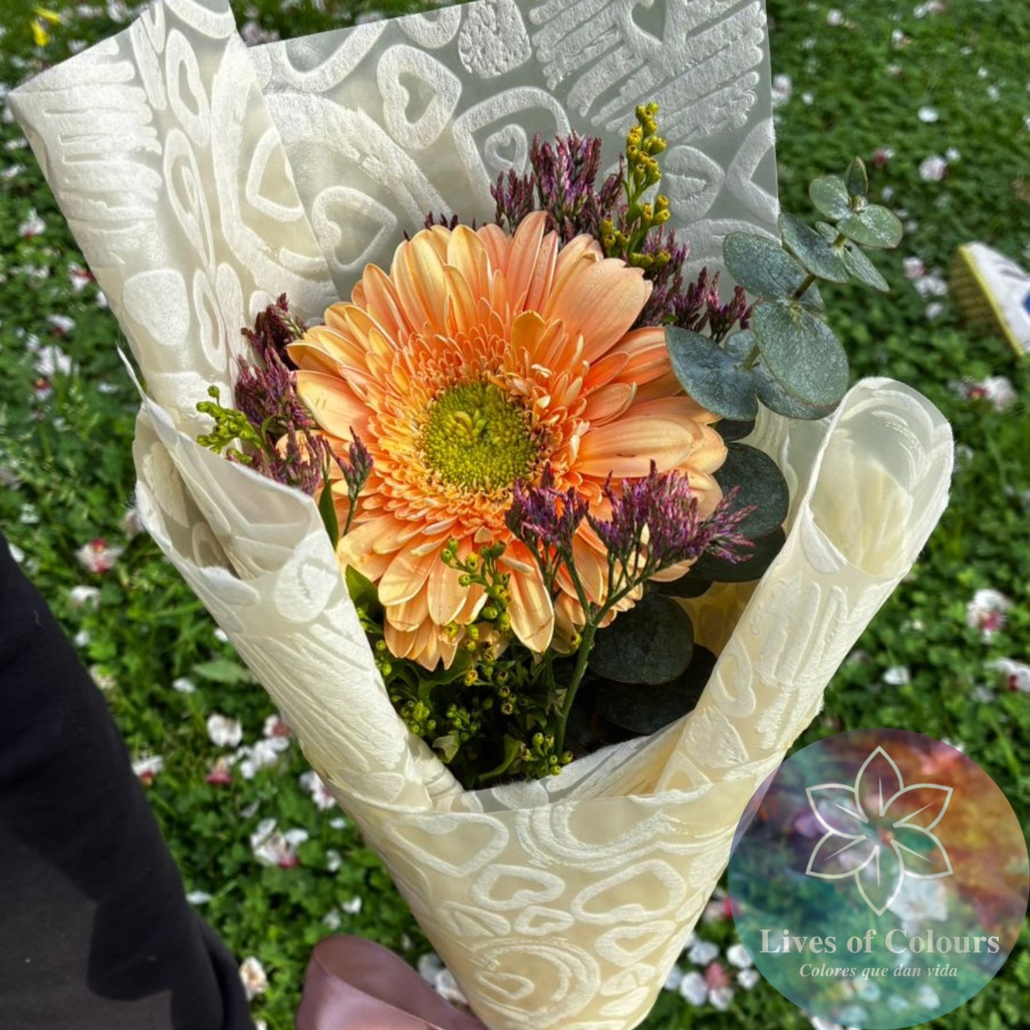 Hermosa Gerbera con toques de limonio