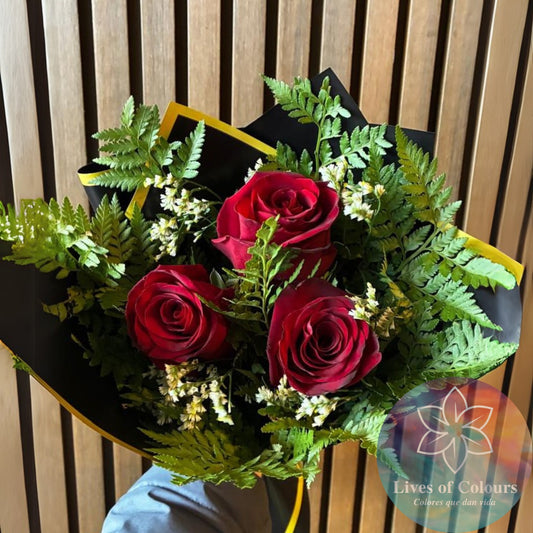 Ramo de 3 Rosas, con Follajes silvestres, y toques de limonium.