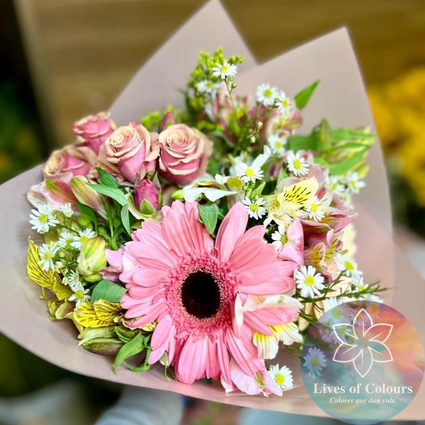 Ramo mix Floral, con toques de Astromelias, mini rosas, y diversas flores de la estacion. Acompañadas de toques de follaje y flores silvestres