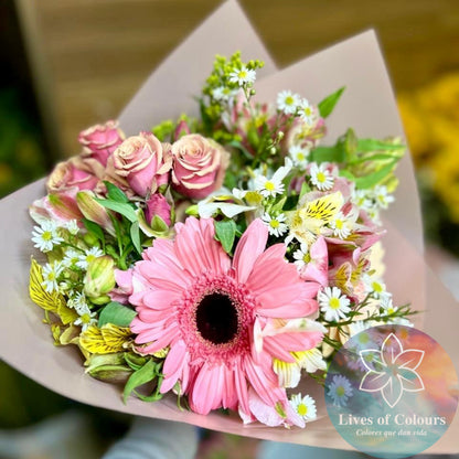 Ramo mix Floral, con toques de Astromelias, mini rosas, y diversas flores de la estacion. Acompañadas de toques de follaje y flores silvestres