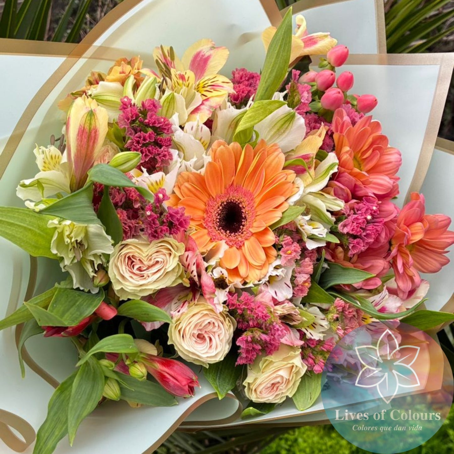 Ramo mix Floral, con toques de Astromelias, mini rosas, y diversas flores de la estacion. Acompañadas de toques de follaje y flores silvestres