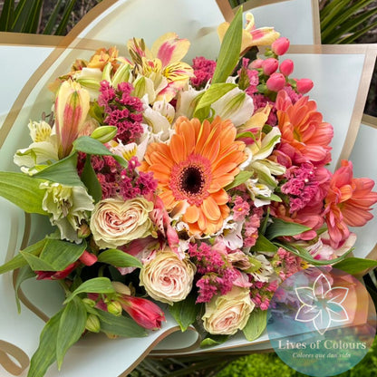 Ramo mix Floral, con toques de Astromelias, mini rosas, y diversas flores de la estacion. Acompañadas de toques de follaje y flores silvestres