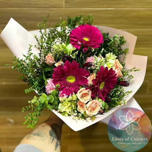 Ramo mix Floral, con toques de Astromelias, mini rosas, y diversas flores de la estacion. Acompañadas de toques de follaje y flores silvestres